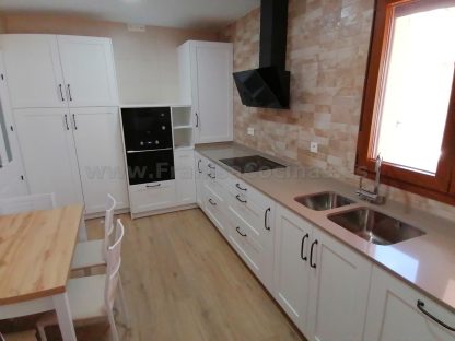Cocina Modelo Bela: Elegancia Natural y Calidad en Madera de Fresno Blanco Roto - Imagen 36