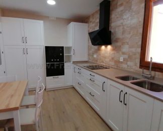 Cocina Modelo Bela: Elegancia Natural y Calidad en Madera de Fresno Blanco Roto