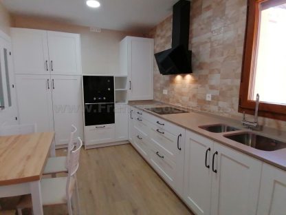 Cocina Modelo Bela: Elegancia Natural y Calidad en Madera de Fresno Blanco Roto