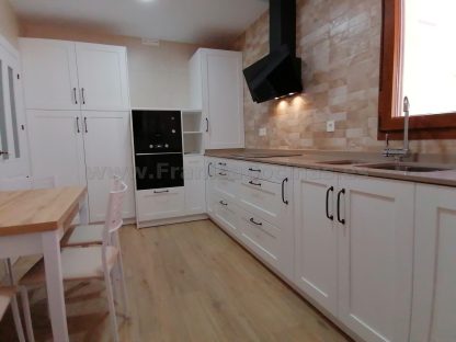 Cocina Modelo Bela: Elegancia Natural y Calidad en Madera de Fresno Blanco Roto - Imagen 41