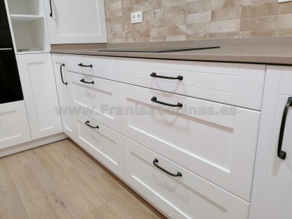 Cocina Modelo Bela: Elegancia Natural y Calidad en Madera de Fresno Blanco Roto - Imagen 8