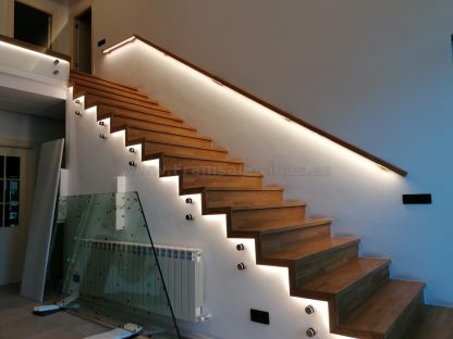 Diseño Exclusivo Escalera de Roble Macizo con Iluminación LED y Barandilla de Cristal en Valladolid - Imagen 8