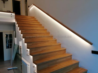 Diseño Exclusivo Escalera de Roble Macizo con Iluminación LED y Barandilla de Cristal en Valladolid - Imagen 9