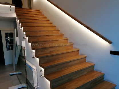 Diseño Exclusivo Escalera de Roble Macizo con Iluminación LED y Barandilla de Cristal en Valladolid - Imagen 10