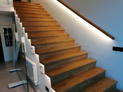 Diseño Exclusivo Escalera de Roble Macizo con Iluminación LED y Barandilla de Cristal en Valladolid - Imagen 11