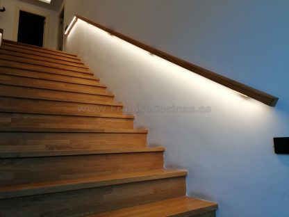 Diseño Exclusivo Escalera de Roble Macizo con Iluminación LED y Barandilla de Cristal en Valladolid - Imagen 13