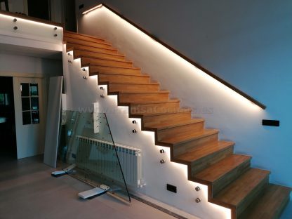 Diseño Exclusivo Escalera de Roble Macizo con Iluminación LED y Barandilla de Cristal en Valladolid - Imagen 2