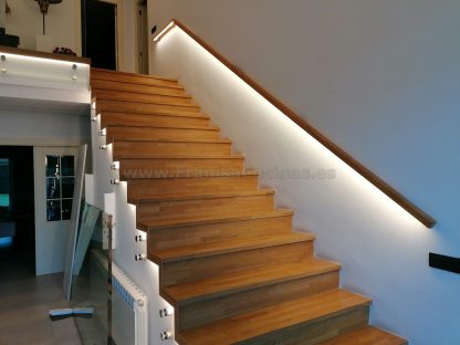 Diseño Exclusivo Escalera de Roble Macizo con Iluminación LED y Barandilla de Cristal en Valladolid - Imagen 14