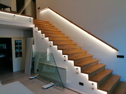 Diseño Exclusivo Escalera de Roble Macizo con Iluminación LED y Barandilla de Cristal en Valladolid - Imagen 15