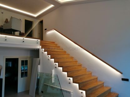 Diseño Exclusivo Escalera de Roble Macizo con Iluminación LED y Barandilla de Cristal en Valladolid - Imagen 16