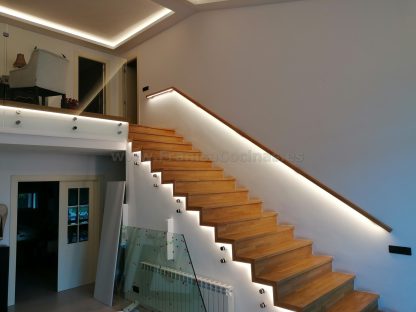 Diseño Exclusivo Escalera de Roble Macizo con Iluminación LED y Barandilla de Cristal en Valladolid - Imagen 17