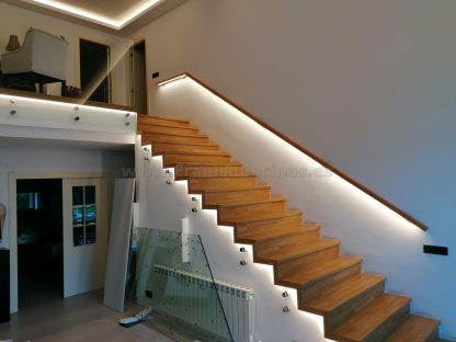 Diseño Exclusivo Escalera de Roble Macizo con Iluminación LED y Barandilla de Cristal en Valladolid - Imagen 18