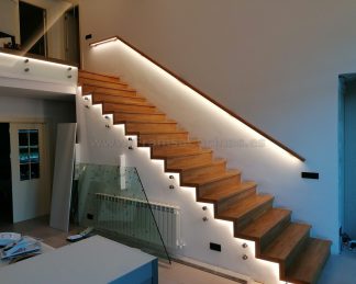 Diseño Exclusivo Escalera de Roble Macizo con Iluminación LED y Barandilla de Cristal en Valladolid