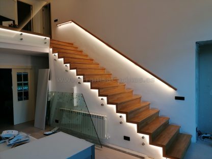 Diseño Exclusivo Escalera de Roble Macizo con Iluminación LED y Barandilla de Cristal en Valladolid