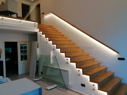 Diseño Exclusivo Escalera de Roble Macizo con Iluminación LED y Barandilla de Cristal en Valladolid - Imagen 19