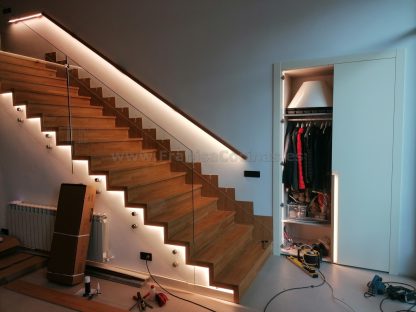 Diseño Exclusivo Escalera de Roble Macizo con Iluminación LED y Barandilla de Cristal en Valladolid - Imagen 20