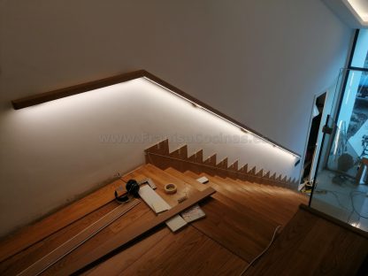 Diseño Exclusivo Escalera de Roble Macizo con Iluminación LED y Barandilla de Cristal en Valladolid - Imagen 21