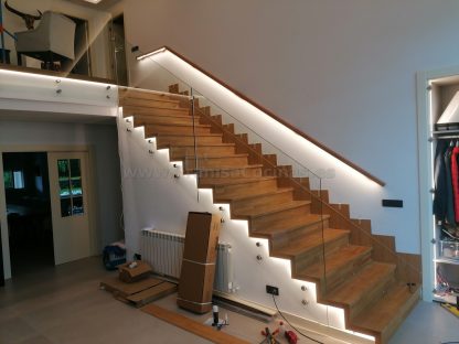 Diseño Exclusivo Escalera de Roble Macizo con Iluminación LED y Barandilla de Cristal en Valladolid - Imagen 22