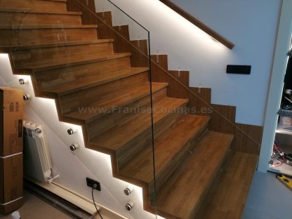 Diseño Exclusivo Escalera de Roble Macizo con Iluminación LED y Barandilla de Cristal en Valladolid - Imagen 23
