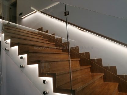 Diseño Exclusivo Escalera de Roble Macizo con Iluminación LED y Barandilla de Cristal en Valladolid - Imagen 24