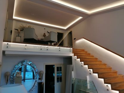 Diseño Exclusivo Escalera de Roble Macizo con Iluminación LED y Barandilla de Cristal en Valladolid - Imagen 4
