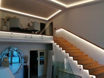 Diseño Exclusivo Escalera de Roble Macizo con Iluminación LED y Barandilla de Cristal en Valladolid - Imagen 5