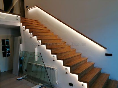 Diseño Exclusivo Escalera de Roble Macizo con Iluminación LED y Barandilla de Cristal en Valladolid - Imagen 7