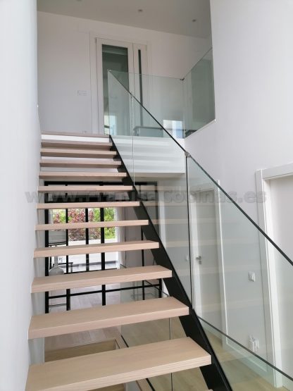 Escalera Moderna de Madera de Fresno en Valladolid | Proyecto FRANISA Cocinas - Imagen 5
