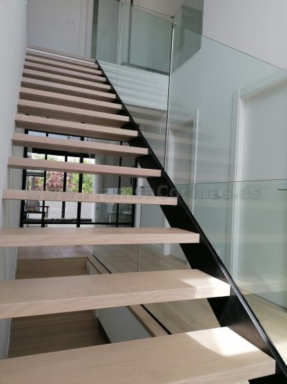 Escalera Moderna de Madera de Fresno en Valladolid | Proyecto FRANISA Cocinas - Imagen 4