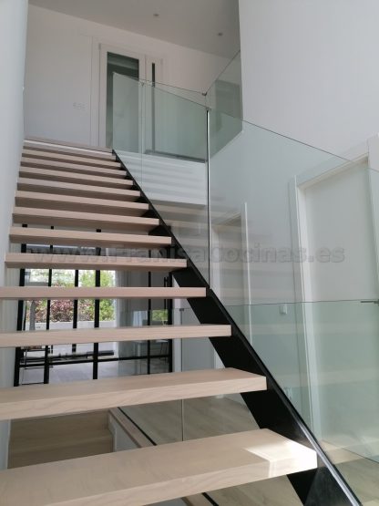 Escalera Moderna de Madera de Fresno en Valladolid | Proyecto FRANISA Cocinas - Imagen 6