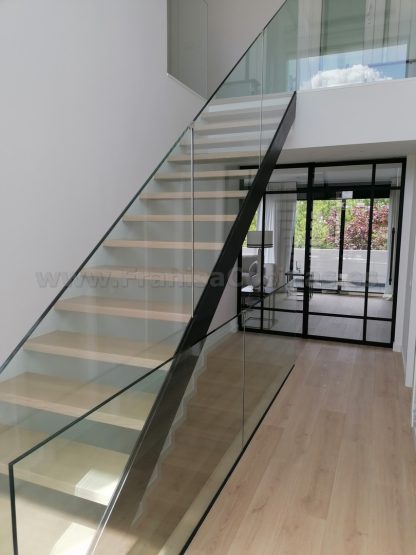 Escalera Moderna de Madera de Fresno en Valladolid | Proyecto FRANISA Cocinas - Imagen 3