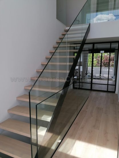 Escalera Moderna de Madera de Fresno en Valladolid | Proyecto FRANISA Cocinas - Imagen 8