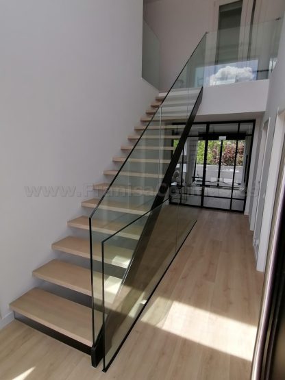 Escalera Moderna de Madera de Fresno en Valladolid | Proyecto FRANISA Cocinas - Imagen 2