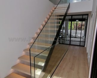 Escalera Moderna de Madera de Fresno en Valladolid | Proyecto FRANISA Cocinas