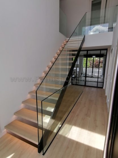 Escalera Moderna de Madera de Fresno en Valladolid | Proyecto FRANISA Cocinas