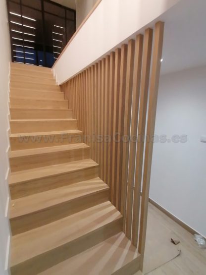 Escalera Moderna de Madera de Fresno en Valladolid | Proyecto FRANISA Cocinas - Imagen 11