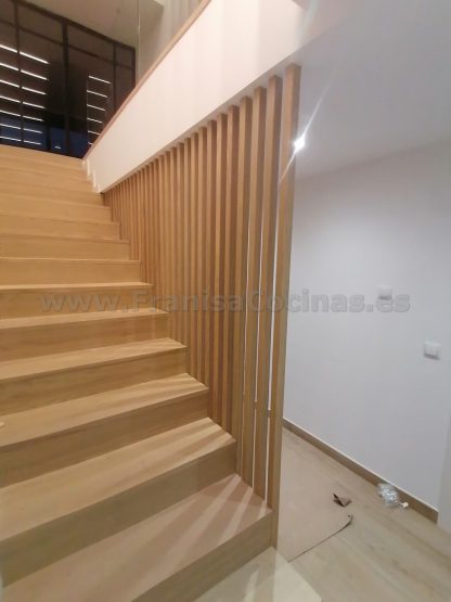 Escalera Moderna de Madera de Fresno en Valladolid | Proyecto FRANISA Cocinas - Imagen 12