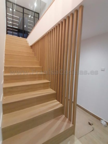 Escalera Moderna de Madera de Fresno en Valladolid | Proyecto FRANISA Cocinas - Imagen 13