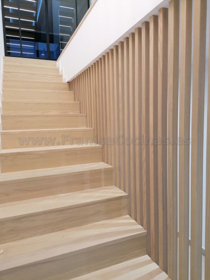Escalera Moderna de Madera de Fresno en Valladolid | Proyecto FRANISA Cocinas - Imagen 15