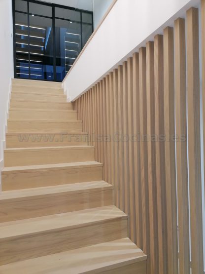 Escalera Moderna de Madera de Fresno en Valladolid | Proyecto FRANISA Cocinas - Imagen 17