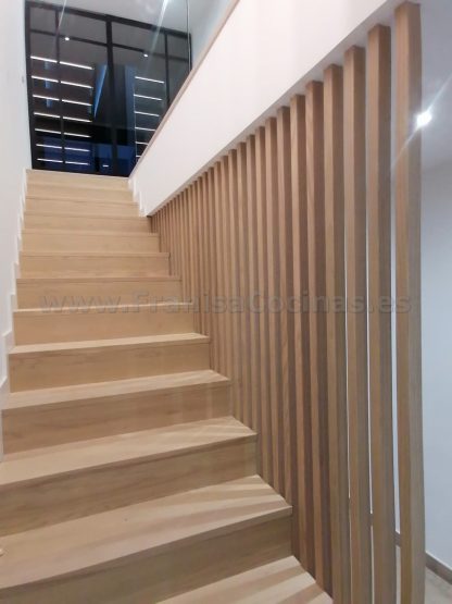 Escalera Moderna de Madera de Fresno en Valladolid | Proyecto FRANISA Cocinas - Imagen 18