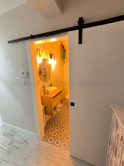 Puertas Correderas Lacadas Blancas Estilo Granero: Diseño Moderno a Medida | FRANISA