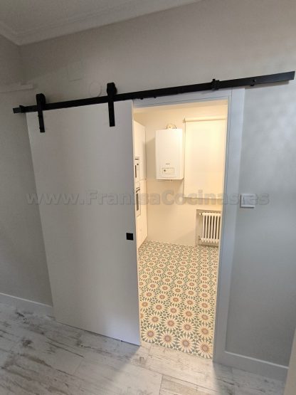 Puertas Correderas Lacadas Blancas Estilo Granero: Diseño Moderno a Medida | FRANISA - Imagen 11