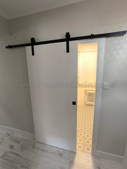 Puertas Correderas Lacadas Blancas Estilo Granero: Diseño Moderno a Medida | FRANISA - Imagen 12
