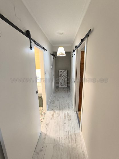 Puertas Correderas Lacadas Blancas Estilo Granero: Diseño Moderno a Medida | FRANISA - Imagen 14