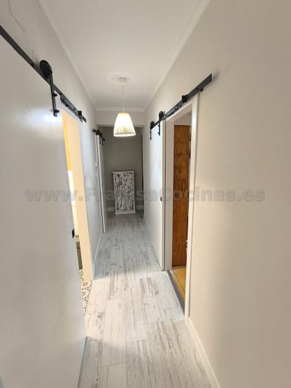 Puertas Correderas Lacadas Blancas Estilo Granero: Diseño Moderno a Medida | FRANISA - Imagen 15