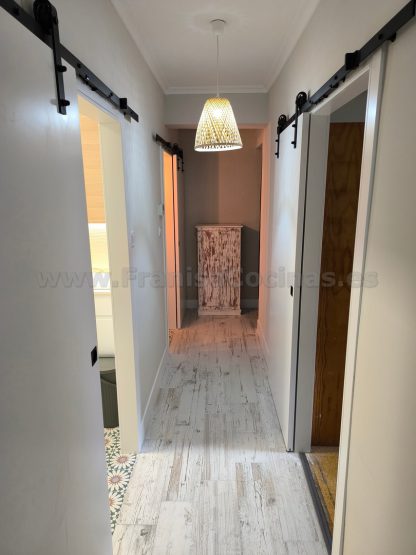 Puertas Correderas Lacadas Blancas Estilo Granero: Diseño Moderno a Medida | FRANISA - Imagen 16