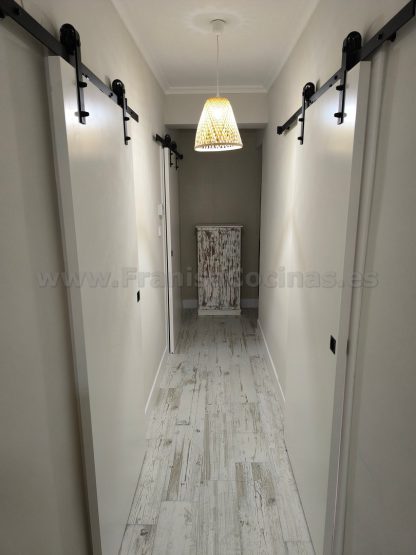 Puertas Correderas Lacadas Blancas Estilo Granero: Diseño Moderno a Medida | FRANISA - Imagen 17