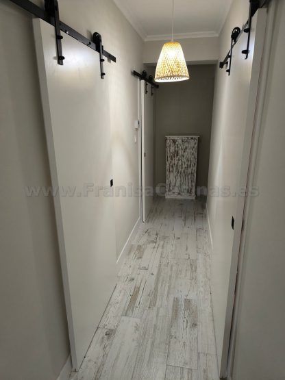 Puertas Correderas Lacadas Blancas Estilo Granero: Diseño Moderno a Medida | FRANISA - Imagen 18