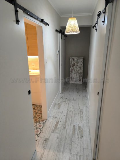 Puertas Correderas Lacadas Blancas Estilo Granero: Diseño Moderno a Medida | FRANISA - Imagen 19